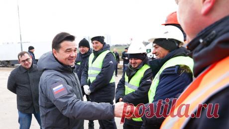 Андрей Воробьев проверил работу развязки на Дмитровском шоссе. Движение по развязке на Дмитровском шоссе запустили на год раньше срока. Она обеспечивает прямой выезд на Северный обход Лобни со стороны Москвы и в сторону Дмитрова. Губернатор Московской области Андрей Воробьев проверил работу развязки и ...
