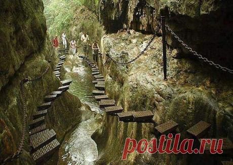 Лестница на горе Taihang в провинции Шаньси Китай