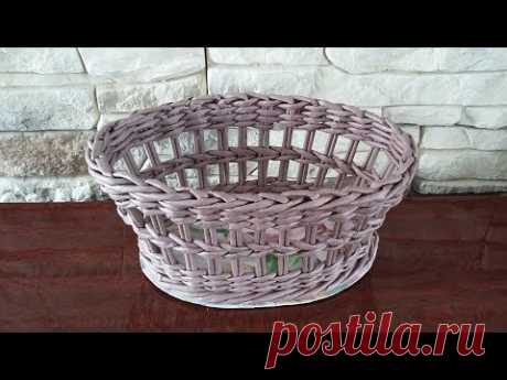 Ажурная корзина с картонным дном. Плетение из газет