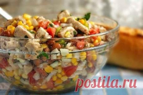 Салат с курицей и кукурузой
 109 ккал/100 г  Б/Ж/У: 9.2 / 2.5 / 12.1 
Ингредиенты:
куриное филе - 500 г
консервированная кукуруза - 1 банка
консервированная красная фасоль -1 банка
болгарский перец - 1 шт
помидор - 2 шт
лук - 1 шт
петрушка - по вкусу
специи - по вкусу
Соус:
Оливковое масло - 30 мл
Яблочный уксус - 3 ст. л
Горчица - 3 ст. л
Мед - 2 ст. л
Чеснок - 5 г
Специи - по вкусу
Приготовление:
Филе промыть и высушить, нарезать кубиками, добавить специи. Положить в холодильник н