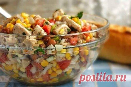 Салат с курицей и кукурузой
 109 ккал/100 г  Б/Ж/У: 9.2 / 2.5 / 12.1 
Ингредиенты:
куриное филе - 500 г
консервированная кукуруза - 1 банка
консервированная красная фасоль -1 банка
болгарский перец - 1 шт
помидор - 2 шт
лук - 1 шт
петрушка - по вкусу
специи - по вкусу
Соус:
Оливковое масло - 30 мл
Яблочный уксус - 3 ст. л
Горчица - 3 ст. л
Мед - 2 ст. л
Чеснок - 5 г
Специи - по вкусу
Приготовление:
Филе промыть и высушить, нарезать кубиками, добавить специи. Положить в холодильник н