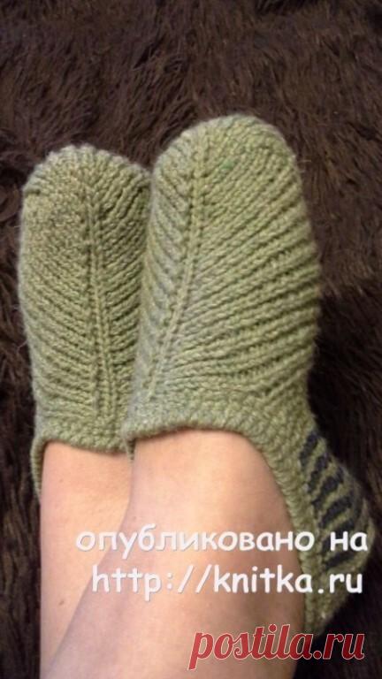 На тапочки потребовалось 100 гр пряжи.
Спицы №3.

Описание тапочек:

Набрать 3 петли:

1 ряд : кром, накид, изн, накид, кром.
Изнаночную петлю можно отметить маркером ( это будет «центральная» 
петля)
2 ряд : кром, изн, накид, лиц, накид, изн, кром.
3 ряд : кром, лиц, изн, нак, изн, нак, изн, лиц, кром.
4 ряд : кром, изн, лиц, изн, нак, лиц, нак, изн, лиц, изн, кром.
5 ряд: кром; лиц; изн; лиц; изн; нак; изн; нак; изн; лиц; изн; лиц; 
кром.

В следующих рядах лицевых и изн...