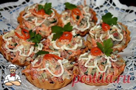 САЛАТ &quot;СЕМЕЙКА&quot;

3 Яйца перемешиваем с натёртым сыром(150 грамм), добавляем соль, перец и выпекаем маленькие блинчики. 
Сразу же, со сковороды кладём блинчик на перевёрнутый стакан и ждём пока он остынет и сформируется в корзинку, при желании края можно красиво обрезать ножницами. 
Готовим салат : 
морковь по-корейски, 
копчёная колбаска ( соломкой), 
свежий огурец( соломкой ) и 
шампиньоны из банки. 
Всё хорошо перемешиваем, добавляем молотый перец, майонез. Наполняем кор...