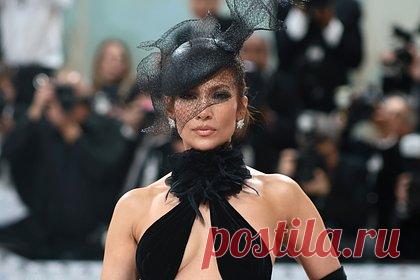 53-летняя Дженнифер Лопес появилась на Met Gala в обнажающем тело наряде. Американская актриса и певица Дженнифер Лопес появилась на ежегодном балу Met Gala в обнажающем тело платье. 53-летняя знаменитость вышла на публику в наряде длины маски люксового бренда Ralph Lauren. Верхняя часть упомянутого предмета гардероба с глубоким декольте была выполнена в виде частично оголяющего грудь топа.