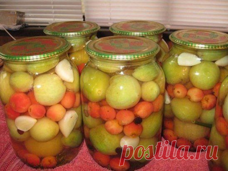 Маринованные зеленые помидоры с яблоками и чесноком.