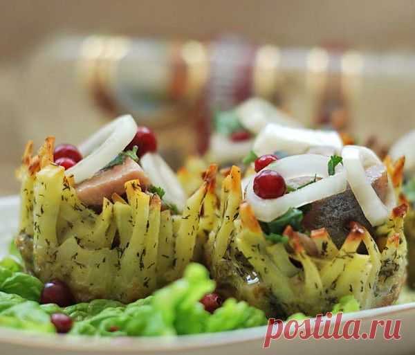 Маринованная сельдь в картофельных корзиночках .