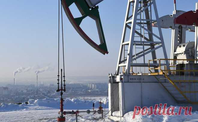 Аудиторы объяснили снижение доли нефтегазовых доходов бюджета. По итогам трех кварталов 2023 года доля нефтегазовых доходов федерального бюджета упала до минимума за 16 лет и составила чуть более 28% всех поступлений. Среди причин — снижение мировых цен на нефть и регуляторные новации