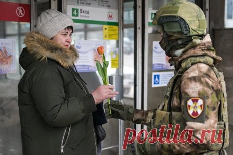 Поздравления с 8 марта от курсантов Новосибирского военного института. Курсанты Новосибирского военного института им. генерала армии И. К. Яковлева войск национальной гвардии РФ подарили женщинам цветы накануне Международного женского дня.