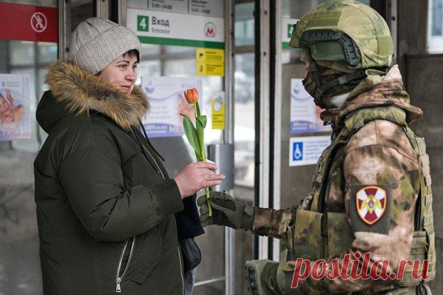 Поздравления с 8 марта от курсантов Новосибирского военного института. Курсанты Новосибирского военного института им. генерала армии И. К. Яковлева войск национальной гвардии РФ подарили женщинам цветы накануне Международного женского дня.