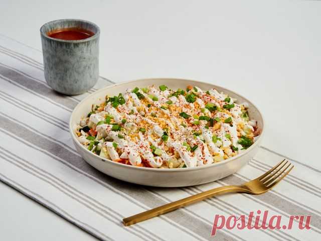 Салат «Нежность» с огурцом и яйцом – пошаговый рецепт приготовления с фото Курица, яйца и свежий огурец — основа почти всех вариантов салата «Нежность». В этом рецепте к ним добавлены морковь, сыр и укроп. Мясо используют отварное, жареное или копченое.