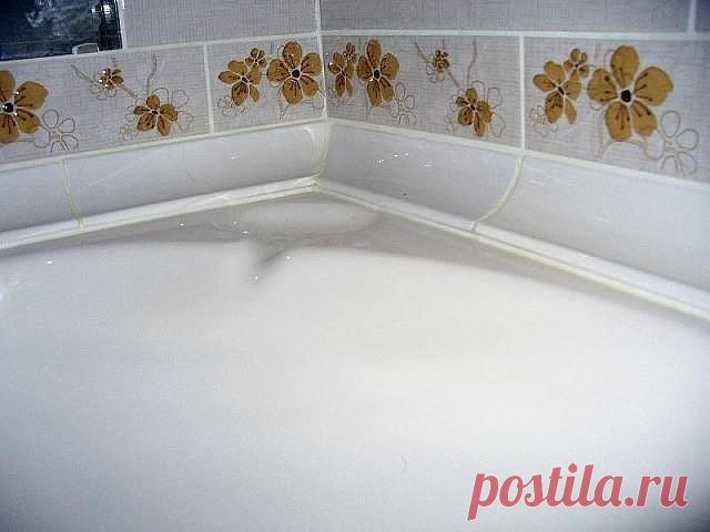 Как заделать щель между ванной и стеной 

При установке ванны между нею и стеной всегда остается щель. И неважно – большая или маленькая, но она есть и ее необходимо заделать, иначе вода через щель течет по стене и очень быстро вызывает распространение плесени. 
Есть несколько способов заделки таких щелей. О них и поговорим. 

Заделка Раствором 
Этот вариант подходит для заделки больших щелей – более 3 см. 
Потребуется сооружение специальной опалубки, чтобы избежать падени...
