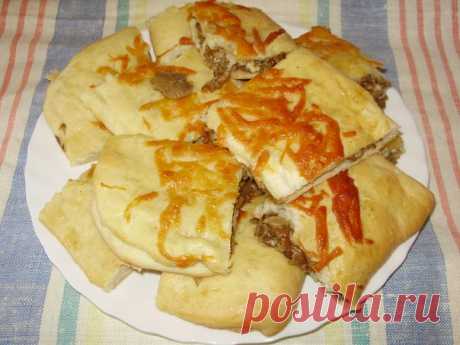 Пирог с грибами и сыром.
