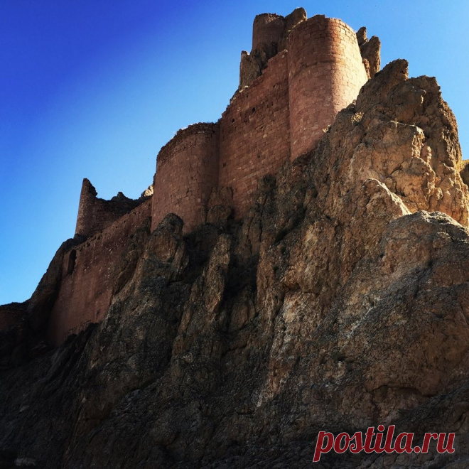 Բայազետի (Դարոյնքի,Դարույնք, Դարունից բերդ) – Մեծ Հայքի Այրարատ նահանգի Կոգովիտ գավառում` Մակվա գետի հովտում: Հանդիսացել է համանուն գավառի կենտրոնը: Առաջին անգամ հիշատակվում է 4-րդ դարում պատմիչ Փավստոս Բուզանդի կողմից:Այն 4-րդ դարում Մեծ Հայքի հայտնի բերդերից էր: Մինչև 5-րդ դարի սկիզբը պատկանել է Արշակունիներին: Արշակունիների թագավորության շրջանում բերդը ծառայել է որպես արքունական գանձարան ու ապաստարան ,այլ կարևոր, պետական նշանակության խորհրդանիշերի հետ մեկտեղ՝ այստեղ են պահվել արքայական թագերը