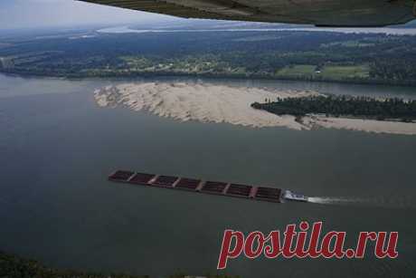 Одна из величайших рек мира рекордно обмелела. Уровень воды в реке Миссисипи понизился до рекордного минимума. Обмеление происходит в разгар сезона зерновых перевозок. 28 сентября уровень воды в реке упал до 3,24 метра ниже базовой отметки. Уровень воды в реке не превысит 3 метров до 15 октября. По Миссисипи транспортируется около 60 процентов американского зерна.