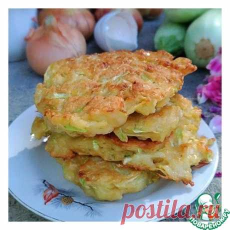 Оладьи из цуккини и картофеля - Цуккини — 1 шт
Картофель (отварной, крупный) — 1 шт
Яйцо куриное — 1 шт
Мука пшеничная / Мука — 4 ст. л.
Соль — по вкусу
Хмели-сунели — 0,4 ч. л.
Аджика (сухая, или острый молотый перец) — 0?5 ч. л.
Соевый соус — 1 ст. л.

Источник: https://www.povarenok.ru/recipes/show/143179/