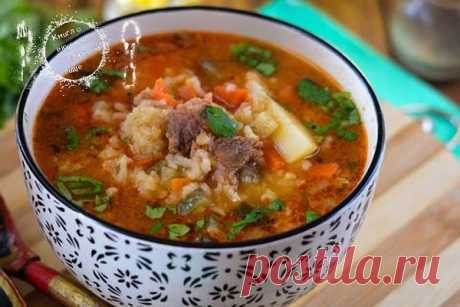 Рассольник по-ленинградски, с говядиной, рисом и томатной пастой 
Продукты
Говядина на кости - 200-250 г
Картофель - 150-200 г
Огурцы солёные - 2 шт.
Рис - 2 ст. ложки
Морковь - 80 г
Лук репчатый - 70 г
Масло растительное - 2 ст. ложки
Томатная паста - 1,5 ст. ложки
Петрушка свежая - по вкусу
Соль - по вкусу
Перец чёрный молотый (по желанию) - по вкусу
Вода - 2,5 л
