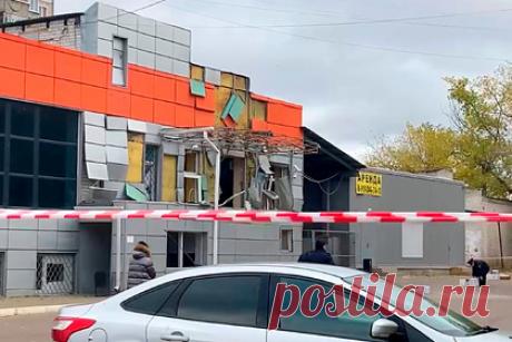 После взрыва в торговом центре российского города возбуждено уголовное дело. Следственный комитет России (СКР) продолжит расследование уголовного дела, возбужденного МВД после взрыва в торговом центре «Атлас» города Павловск Воронежской области. Дело передано из полиции по инициативе СКР в связи с большим общественным резонансом. Расследование ведется по двум статьям УК РФ.