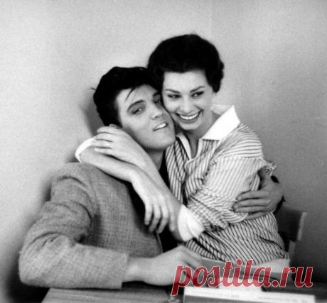 Первая встреча Софи Лорен с Элвисом Пресли Софи Лорен познакомилась с Элвисом Пресли в столовой Paramount Studios, во время съемок фильма «Кинг креол» в феврале 1958 года. Там оказался фотограф Боб