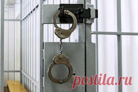 Убивший пасынка 48-летний россиянин избежал колонии. В Астрахани 48-летнему местному жителю назначили год и два месяца ограничения свободы за убийство 32-летнего пасынка, совершенное при превышении пределов необходимой обороны. Во время ссоры нетрезвый пасынок, угрожая расправой, набросился с ножом на отчима, который, защищаясь, повалил его и задушил.