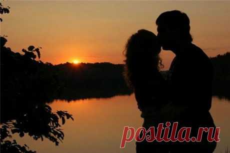 А у любви другая тишина

Какие - то стандартные стихи
по форме, темам, образу мышленья,
слились в единую бибическую смесь
мир доводя совсем до отупенья.

Любовь не поняли и извратили суть
прогнувшись под порнуху и развраты,
а Любви другая тишина
таинственно вступившая в закаты.

© Copyright: Екатерина Комарова 2, 2014
Свидетельство о публикации №114051406573