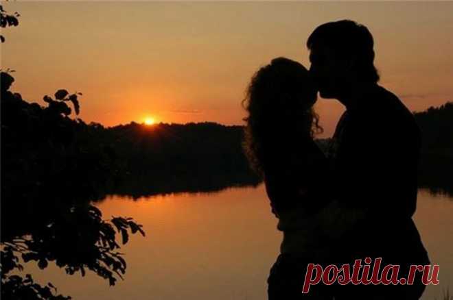 А у любви другая тишина

Какие - то стандартные стихи
по форме, темам, образу мышленья,
слились в единую бибическую смесь
мир доводя совсем до отупенья.

Любовь не поняли и извратили суть
прогнувшись под порнуху и развраты,
а Любви другая тишина
таинственно вступившая в закаты.

© Copyright: Екатерина Комарова 2, 2014
Свидетельство о публикации №114051406573