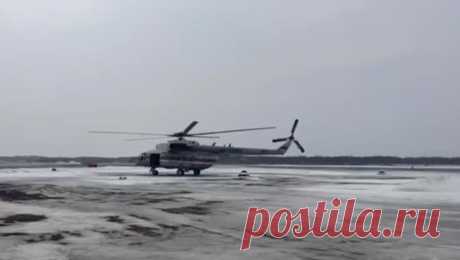 Борт МЧС РФ вылетел на помощь охотникам, пострадавшим при пожаре в тайге Иркутской области. Вертолет Ми-8 МЧС России вылетел на помощь охотникам, которые пострадали при пожаре в Казачинско-Ленском районе Иркутской области. Об этом сообщает пресс-служба ведомства в Telegram-канале. Инцидент произошел на участке &quot;Верхняя ...