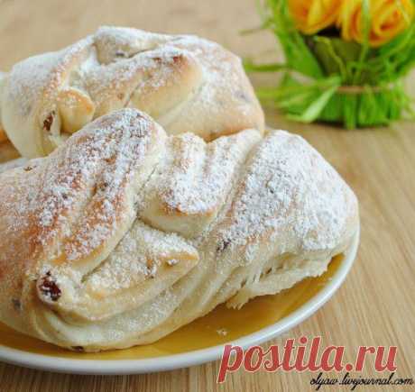 Постные витые булочки с изюмом