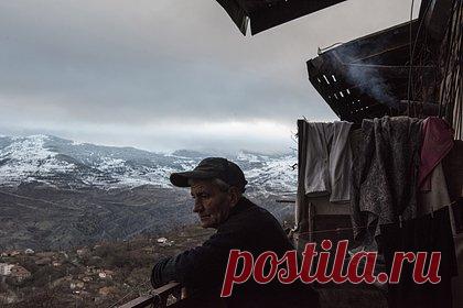 Пашинян призвал Россию инициировать обсуждение Карабаха в Совбезе ООН. Премьер-министр Армении Никол Пашинян призвал Россию инициировать обсуждение ситуации в Нагорном Карабахе в Совбезе ООН из-за блокировки Лачинского коридора. Он счел, что РФ должна инициировать в Совбезе рассмотрение вопроса наделения российского миротворческого контингента в Карабахе мандатом СБ ООН.