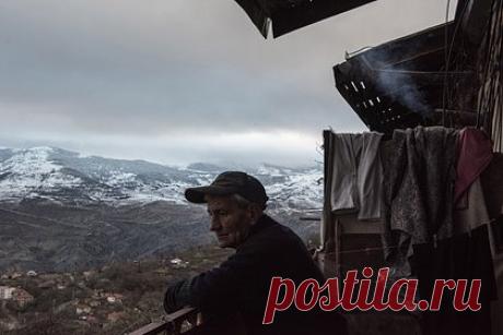 Пашинян призвал Россию инициировать обсуждение Карабаха в Совбезе ООН. Премьер-министр Армении Никол Пашинян призвал Россию инициировать обсуждение ситуации в Нагорном Карабахе в Совбезе ООН из-за блокировки Лачинского коридора. Он счел, что РФ должна инициировать в Совбезе рассмотрение вопроса наделения российского миротворческого контингента в Карабахе мандатом СБ ООН.