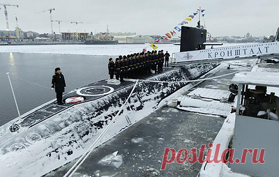 Подлодка проекта 677 "Кронштадт" вошла в состав ВМФ. Торжественная церемония поднятия флага состоялась на "Адмиралтейских верфях"