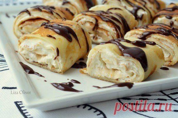 Рулетики из блинчиков с творожно–банановым кремом — вкуснее вы не пробовали!

Ингредиенты:

Для блинов:

• Рисовая мука (можно заменить на обычную) — 200 г
• Крахмал картофельный — 20 г
• Сахар — 40 г
• Молоко — 500 мл
• Яйца — 2 шт.
• Сливочное масло — 30 г
• Растительное масло — для жарки
• Соль — 1 щепотка

Для начинки:

• Жирный творог — 200 г
• Сметана — 3 ст. л.
• Сгущенка — 3 ст. л.
• Банан — 2 шт.

Для соуса:

• Сахар — 2 ст. л.
• Какао–порошок — 2 ст. л.
• Сметана...