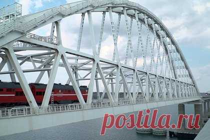 Названо количество задержанных поездов из-за ЧП на Крымском мосту. Из-за чрезвычайного происшествия на Крымском мосту 11 поездов на этом направлении двигаются с задержкой. Количество задержанных рейсов назвал оператор железнодорожных перевозок «Гранд Сервис Экспресс». Ко времени прибытия поезда на конечную станцию задержка может существенно сократиться.