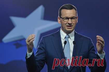 В Польше созвали антикризисный штаб из-за толпы нелегалов. Премьер-министр Польши Матеуш Моравецкий созвал антикризисный штаб из-за ситуации с толпой мигрантов у границы с Белоруссией. Глава МВД Польши Мариуш Каминский уточнил, что власти пристально наблюдают за приграничным пунктом пропуска Кузница несколько дней, и силовики готовы к любому сценарию.