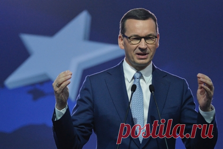 В Польше созвали антикризисный штаб из-за толпы нелегалов. Премьер-министр Польши Матеуш Моравецкий созвал антикризисный штаб из-за ситуации с толпой мигрантов у границы с Белоруссией. Глава МВД Польши Мариуш Каминский уточнил, что власти пристально наблюдают за приграничным пунктом пропуска Кузница несколько дней, и силовики готовы к любому сценарию.