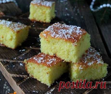 МАННИК - ЭТО НЕЧТО-ОЧЕНЬ ВКУСНОЕ-НЕЖНОЕ! ГОТОВЛЮ ЧАСТО, ТАК КАК  МИНИМУМ ПРОДУКТОВ, НУ И ОЧЕНЬ ВКУСНО!  .

Ингредиенты: .
● 1 ст. кефира
● 1 ст. манки
● 1 ст. муки
● 1 ст. молока
● 1 ст. сахара
● 1 крупное яйцо
● 1 ч.л. соды
● 1 пакетик ванилина .

Приготовление: .
1. Разбиваем яйцо в миску. Добавляем в миску кефир и взбиваем венчиком. Добавим 1 ч.л. соды. Гасить ее уксусом не обязательно, поскольку кефир — продукт кисломолочный. Отправляем в миску манку, сахар и ванилин, ...