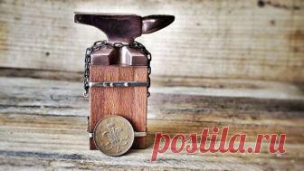Миниатюрная подарочная наковальня Мастер-самодельщик увлекается миниатюрными самоделками, и в этот раз он решил сделать мини-наковальню. Такая наковальня будет отличным подарком знакомому кузнецу и не только ему.Для изготовления наковаленки мастер использовал следующие Инструменты и материалы:-Буковая древесина;-Медный