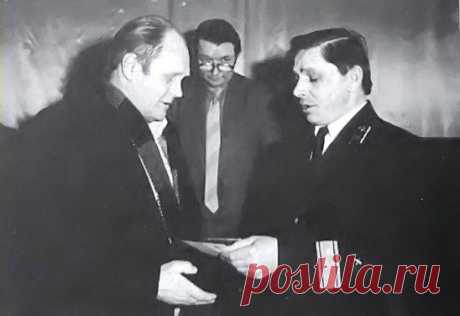 Н.Д. Прозоров вручает Почетную грамоту. ( Пункт подмены) Годы 80