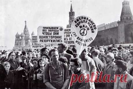3 октября 1961 года жители Москвы могли наблюдать на Красной площади весьма необычное зрелище – митинг группы иностранцев с транспарантами пацифистского содержания. Еще более странным казалось то, что митингующие молятся на английском языке прямо перед стенами Кремля – для атеистического государства это был нонсенс. Однако американцы – члены общины квакеров – получили разрешение посетить СССР лично от Никиты Хрущева, непримиримого, казалось бы, борца с религией