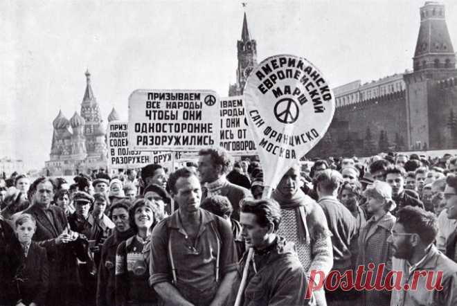 3 октября 1961 года жители Москвы могли наблюдать на Красной площади весьма необычное зрелище – митинг группы иностранцев с транспарантами пацифистского содержания. Еще более странным казалось то, что митингующие молятся на английском языке прямо перед стенами Кремля – для атеистического государства это был нонсенс. Однако американцы – члены общины квакеров – получили разрешение посетить СССР лично от Никиты Хрущева, непримиримого, казалось бы, борца с религией