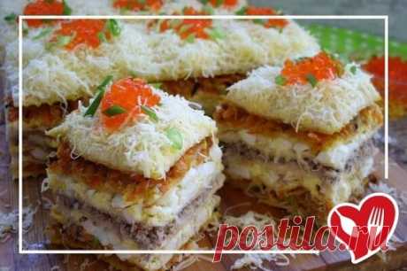 Закусочный рыбный торт 
               
Из готовых вафельных коржей можно приготовить вкусный рыбный пирог.
Ингредиенты
Вафельные коржи  - 6 шт
Сардина в масле  - 240 г
Морковь  - 2 шт
Лук репчатый  - 2 шт
Яйцо куриное  - 6 шт
Майонез  - 100 г
Растительное масло  - 3 ст.л
Твердый сыр  - 100 г
Икра красная  - 3 ст.л
Соль - по вкусу
Черный молотый перец - по вкусу
Приготовление:
1. Овощи очистить, яйца сварить вкрутую и остудить.
2. Сотейник или сковородку разогреть с растительн