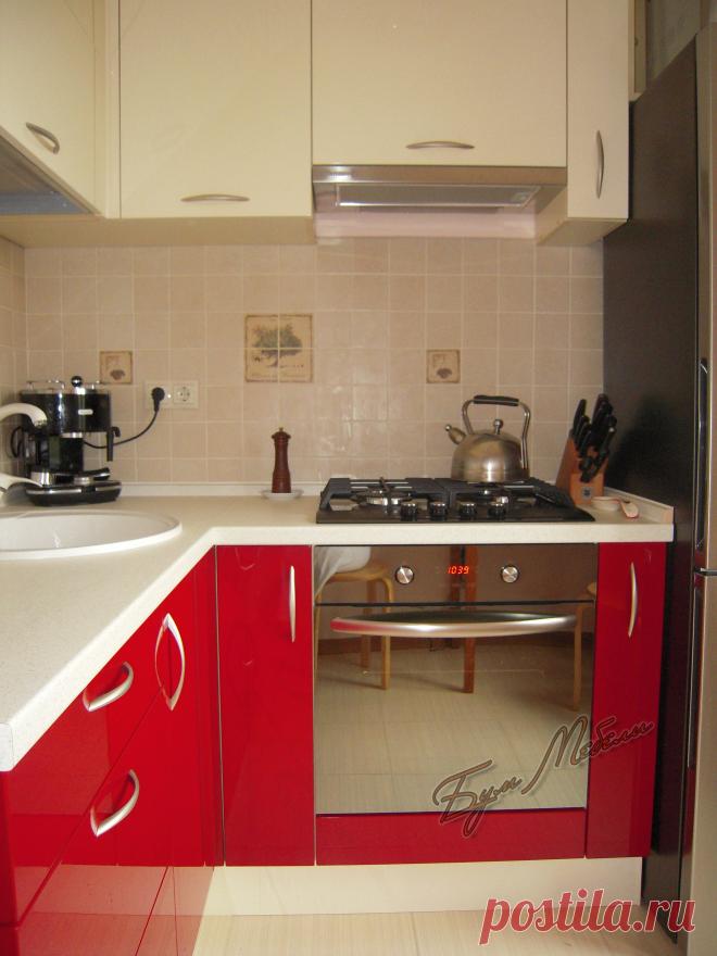 Вариант планировки небольшой угловой кухни в стиле модерн с фасадами МДФ эмаль глянец