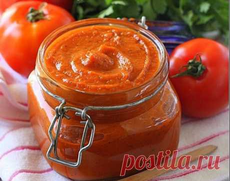 Пассата (passata - универсальный итальянский соус) - 1 кг помидор
- 6 долек чеснока
- 1 ст. л. растительного масла (в оригинале оливкового)


- 1 ч. л. сахара
- 2 ч. л. соли
- немного специй и зелени по вкусу