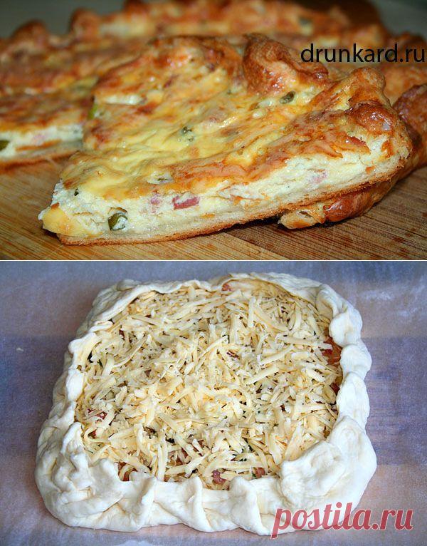 Пирог «Пикантный»
— 1 пласт слоёного дрожжевого теста
— 1 средний солёный огурец
— 3-4 полоски бекона, решила им заменить ветчину
— зелёный лук
— сыр
— 1 куриное яйцо
— 2 столовые ложки сметаны
— соль, СМЧП + можно добавить каких-нибудь любимых специй, я готовила без, потому что вкус и так довольно насыщенный