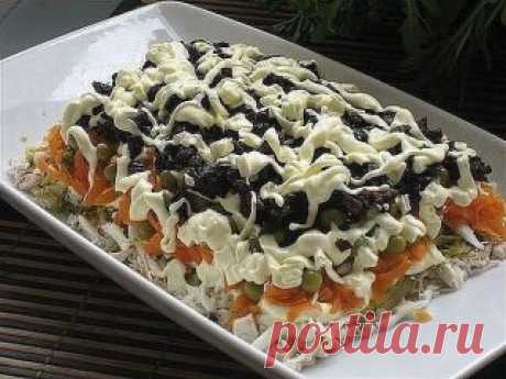 Рецепт этого салата будут выпрашивать все гости. Очень вкусный!
Ингредиенты:
● 3 филе курицы, 
● 300 гр твердого сыра, 
● 6 яиц, 
● стакан сладкого чернослива без косточек, 
● 1 зубчик чеснока, 
● 300 гр готовой пряной морковки по-корейски, 
● полстакана немного толченых грецких орехов, 
● 500 гр майонеза, 
● соль, 
● черный молотый перец по вкусу, 
● пучок петрушки.
Приготовление:
Куриное мясо отварить в подсоленной кипящей воде до мягкости. Охладить, 
нарезать кубиками.
Чернослив промыть и