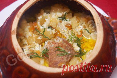 Мясо, запеченное с грибами и картофелем.