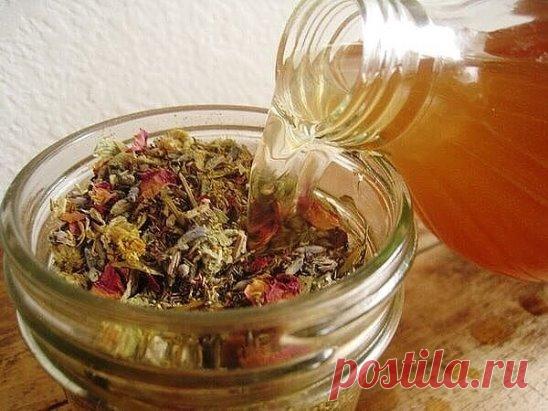 Отвар трав для укрепления сосудов от Сибирских Ведунов 
Отвар на основе сочетания целебных трав поможет вам укрепить сосуды, особенно это актуально для страдающих сахарным диабетом и вегетососудистой дистонией, а также всем тем, кого мучают головные боли от перенапряжения и стресса. 
Целебный травяной отвар – уникальный рецепт: 
Необходимо смешать в равных пропорциях пустырник, зверобой, корни валерианы и листья мелиссы, две столовые ложки смеси трав залить 300 мл кипящей воды, настаиваем в т