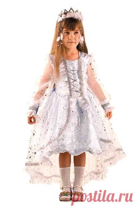 Короткие и веселые стишки-визитки помогут одному малышу ярко и артистично представить свой карнавальный костюм Снежинки на утреннике в детском саду, на новогодней елке или дома на семейном празднике или даже целому хороводу веселых новогодних Снежинок.