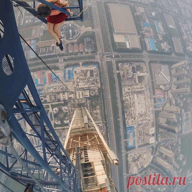 Самая высокая стройка в мире  630м.  За фото спасибо @beerkus 
#china #rooftop #urban #roof