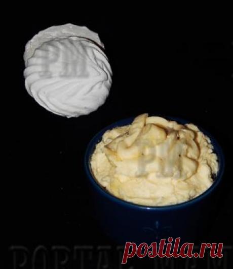 Крем з зефіра (Крем из зефира)
Цікавий крем для тортів та тістечок з зефиру. Рецепт дуже простий, для його приготування потрібні лише два інгредієнти: зефір та вершкове масло. Можна використовувати як глазур кексів чи пасхального куліча. Добре тримає форму.