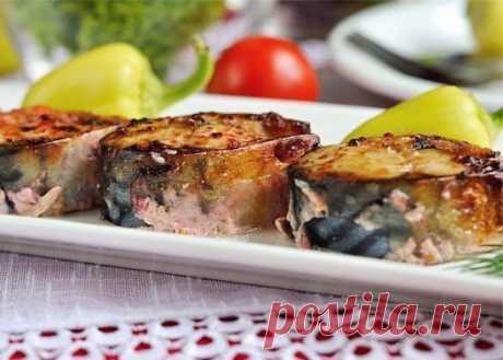 5 вариантов приготовления скумбрии, очень вкусно и полезно
1. Диетический обед: запеченная скумбрия 
Ингредиенты: 
-Скумбрия свежемороженая- 3 шт. 
-Горчица - 3 ч.л. 
-Йогурт 0% - 3 ч.л. 
-Соль- по вкусу 
Приготовление: 
Тщательно моем рыбу, потрошим, отрезаем ненужные голову и кончик хвоста. Подготовленные таким образом тушки промокаем бумажным полотенцем от влаги. 
Посолить рыбу и обмазать ее соусом (для соуса нужно просто смешать горчицу и йогурт). 
Выкладываем кусочки рыбы на противень (з